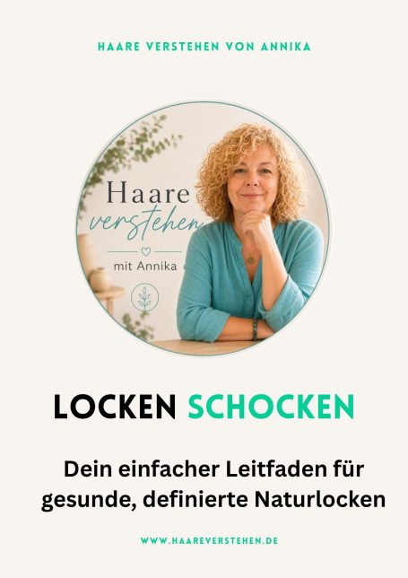 Leitfaden für Locken Frau mit lockigem Haar präsentiert einen Leitfaden für natürliche Lockenpflege.